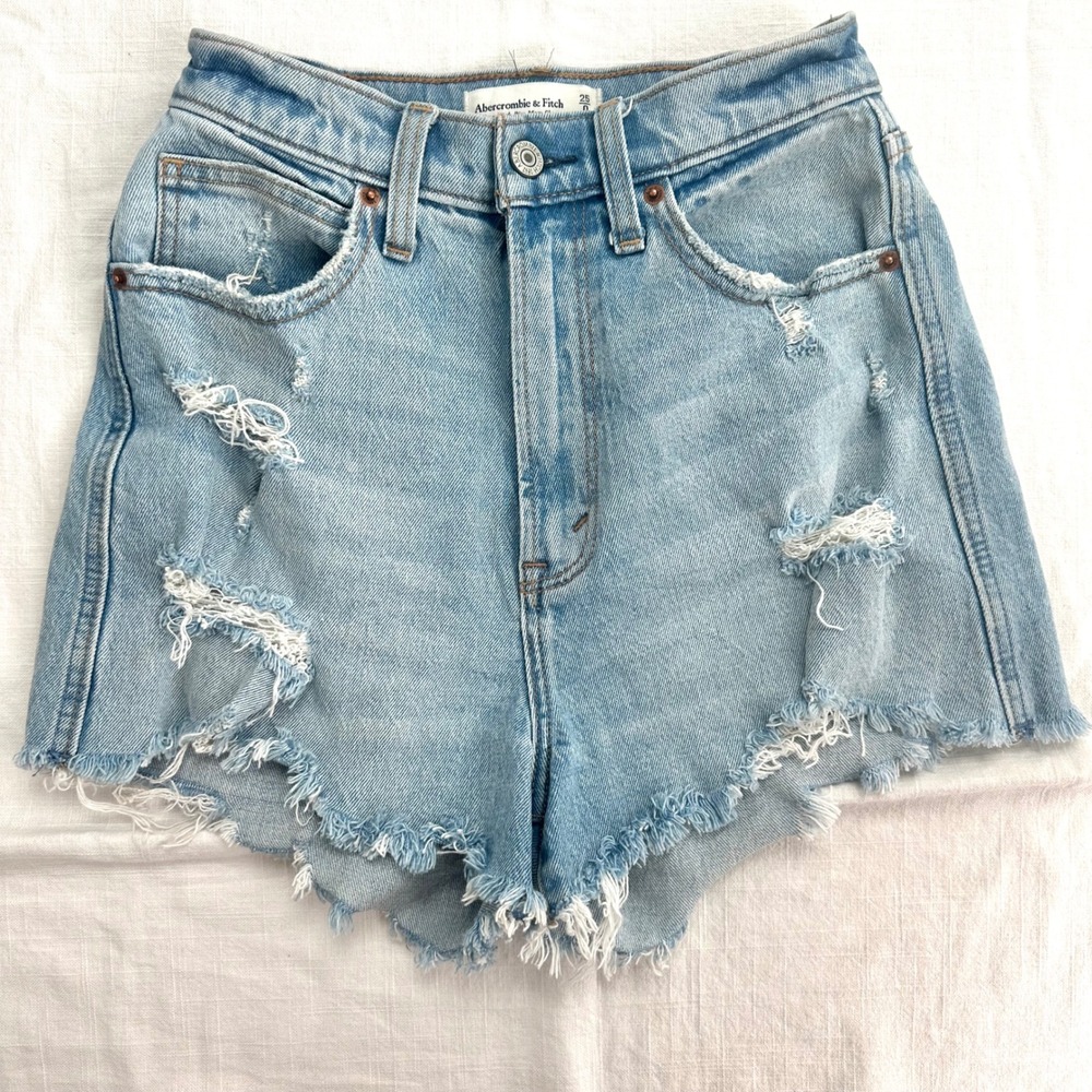 Abercrombie & Fitch Ultra High Rise Mom Denim Shorts Distressed Light Wash‎ 25